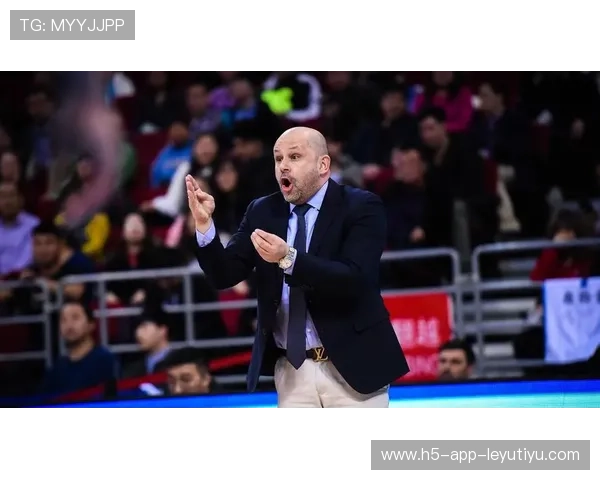 教练在赛后分析中强调控球与转换的重要性，控球转身教学